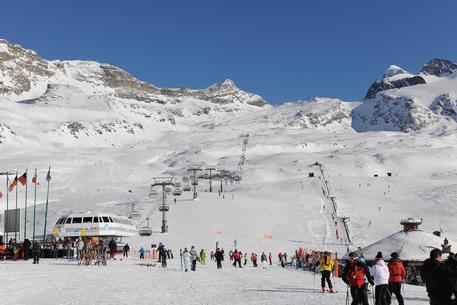 Le ripetute e abbondanti nevicate degli ultimi giorni hanno inaspettatamente allungato la stagione invernale in Valle d'Aosta dove si scia ancora, 25 aprile 2012. Impianti aperti a La Thuile (ultimo giorno) dove in quota si possono trovare 170 centimetri di neve. Non temono la primavera i molti sciatori presenti a Breuil-Cervinia. Il comprensorio ai piedi della Gran Becca - che sale fino ai 3.500 metri di altitudine del ghiacciaio del Plateau Rosa - chiuderà  solo il 6 maggio, potendo ancora garantire neve farinosa anche a bassa quota, grazie all'ultima spolverata di ieri. Se le piste del Monterosa ski sono chiuse, gli impianti di risalita che partono da Gressoney (le telecabine Stafal-Gabiet e Gabiet-Salati e il Funifor Salati-Indren) consentiranno agli amanti del freeride di raggiungere i versanti innevati fino a domenica 6 maggio. ANSA
