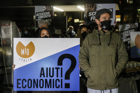 Owners of restaurants, bars and various activities affected by the measures to contain the Coronavirus Covid-19 pandemic contained in the decree issued by the Italian Prime Minister, gather to protest in front of Regione Lazio headquarters in Rome, Italy, 28 October 2020.
ANSA/FABIO FRUSTACI