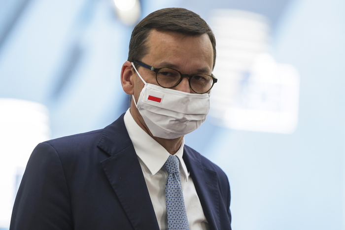 epa08739788 (FILE) Poland's Prime Minister Mateusz Morawiecki wearing a face mask arrives for the fourth day of the European Council meeting in Brussels, Belgium, 20 July 2020 (reissued 13 October 2020). On 13 October 2020, Polish Prime Minister Mateusz Morawiecki has announced he is going on quarantine after having contact with a person infected with coronavirus Covid-19.  EPA/STEPHANIE LECOCQ / POOL *** Local Caption *** 56225714