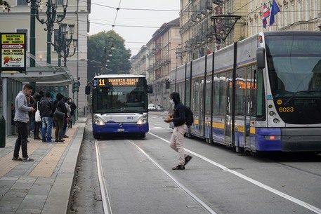 Controllo della capienza dei mezzi pubblici al 30 per cento, a seguito delle misure anti contagio da Covid-19. Torino, 3 novembre 2020 ANSA/JESSICA PASQUALON