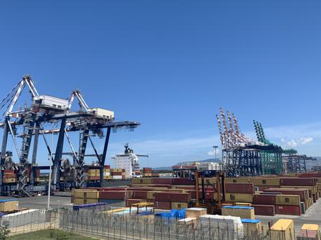 Un'immagine del Porto container di Gioia Tauro
