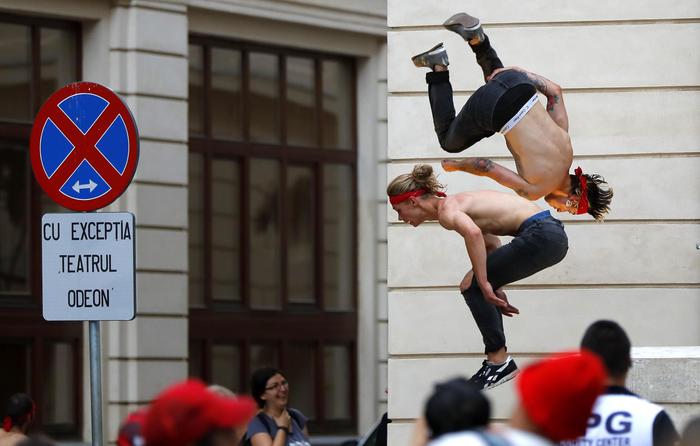 epa07715300 Artists of the French parkour (free runing) company, called 'La Fabrique Royale' (The Royal Factory), perform on the stairs of Oden Theatre building  during the Bucharest International Theater Festival 2019, also
called 'B-Fit In The Street!', in the center of Bucharest, Romania, 13 July 2019. Their show named 'Zèro Degrè' (Zero Degrees) was specially created for B-Fit in the Street! festival and it's an exclusive demonstration of free-running on Calea Victoriei buildings. Between July 12 and 14, some 200 international artists come to Bucharest for three days of the street theatre festival, with 17 street shows and more than 60 performances that took place in downtown of Romania's capital.  EPA/ROBERT GHEMENT