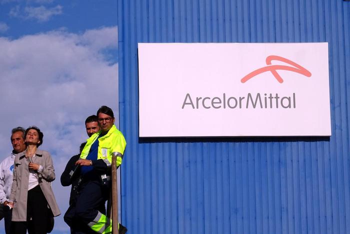 Operai davanti alla fabbrica Arcelor Mittal a Taranto, 5 novembre 2019.
ANSA/RENATO INGENITO