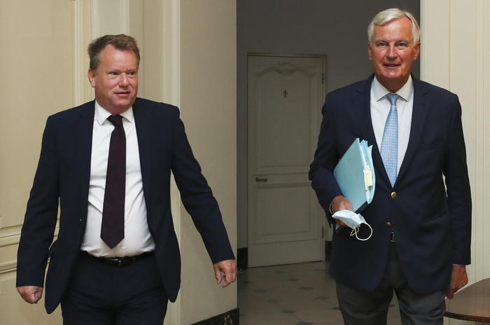 epa08615791 Britain's chief negotiator David Frost (L) and EU's Brexit negotiator Michel Barnier (R) arrive for a meeting, in Brussels, Belgium, 21 August 2020.  EPA/YVES HERMAN / POOL