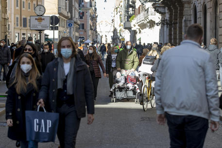 People walking in via del Corso in Rome during pandemic Covid 19 emergency in Rome, 22 November 2020. ANSA/MASSIMO PERCOSSI