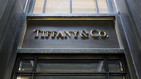 epa07956970 A view of a Tiffany and Co. store in New York, New York, USA, 28 October 2019. The Paris-based luxury brand company LVMH (Louis Vuitton SE) is reported looking into acquiring Tiffany and Co. for an estimated 14.5 billion US dollars.  EPA/JUSTIN LANE