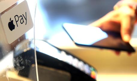 Apple Pay il metodo di pagamento elettronico ideato dall'azienda di Cupertino.  E' un sistema collegato direttamente alla carte elettroniche. Funziona avvicinando l'iPhone o l'Apple Watch al POS dei negozi che accettano pagamenti contactless (tenendo premuto il sensore Touch ID) Milano, 16  Maggio 2017.
ANSA / MATTEO BAZZI