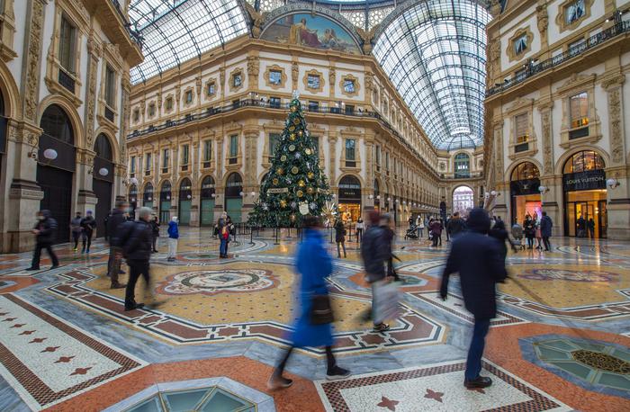 Shopping Natalizio per le vie del centro, Milano, 6 Dicembre 2020. ANSA/Andrea Fasani