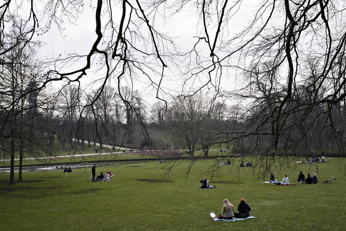epa08328884 People enjoy the week-end in Frederiksberg Garden in Copenhagen, Denmark, 28 March 2020. It has been prohibited to jog in the garden due to the COVID-19 virus, since the paths are to narrow.  EPA/Philip Davali DENMARK OUT