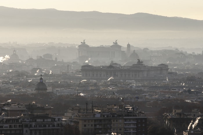 Una panoramica dall'alto mostra lo smog presente su Roma il 15 dicembre 2020. A causa dei livelli alti di inquinamento dell'aria, il Comune invita a non prendere lâ€™auto e a limitare l'uso del riscaldamento domestico. ANSA/FABIO FRUSTACI