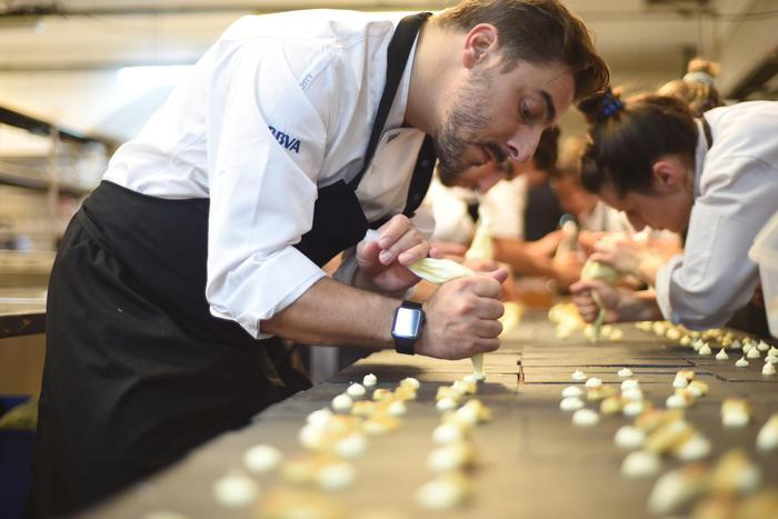 epa04877323 A picture made available on 08 August 2015 of Spanish pastry chef Jordi Roca at work during an event of the Roca brothers' 'The Cooking Tour Experience 2015' in Buenos Aires, Argentina, 06 August 2015. The Roca brothers, the owners of the restaurant El Celler de Can Roca in Girona, Spain, won the N1 best restaurant prize at the World's 50 Best Restaurants Awards 2015 ceremony in London, Britain, on 01 June 2015. EPA/RODOLFO EDGARDO MARIN