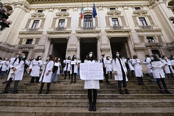I medici specializzandi, con camici bianchi e cartelli, protestano davanti al Ministero dell'Istruzione, in viale Trastevere, Roma, 07 dicembre 2020. ANSA / RICCARDO ANTIMIANI