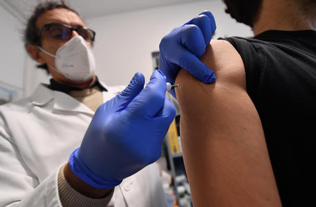 A doctor administers a dose of flu vaccine to a patient in a medical office in Rome, Italy, 30 October 2020. ANSA/ETTORE FERRARI