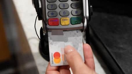Un pagamento POS con carta di credito a Roma, 18 dicembre 2019.  ANSA / ETTORE FERRARI