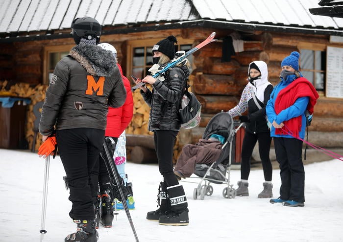 epa08903799 Tourists and skiers spending Christmas in the Tatra Mountains, despite the restrictions related to the coronavirus pandemic, use the ski lifts at Polana Szymoszkowa in Zakopane, Poland 25 Decemver 2020. From December 28, 2020 to January 17, 2021, there will be a total ban on using the ski infrastructure throughout the country.  EPA/GRZEGORZ MOMOT POLAND OUT