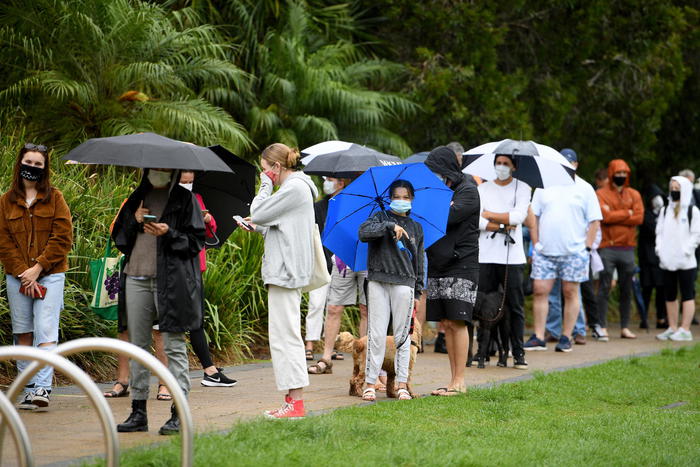 epa08892887 People are queue at makeshift COVID-19 testing facility in Avalon Sydney, Australia, 19 December 2020. Sydney's northern beaches will enter lockdown from Saturday evening after an outbreak of COVID-19 was detected in the area.  EPA/DAN HIMBRECHTS AUSTRALIA AND NEW ZEALAND OUT