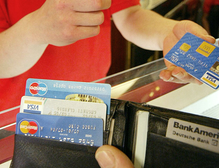 Un uomo paga con carta di credito in una foto d'archivio. ANSA / CIRO FUSCO