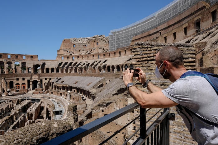 Dopo 84 giorni di chiusura per il lockdown, riapre al pubblico il Colosseo, Roma, 1 giugno 2020.
ANSA/ALESSANDRO DI MEO