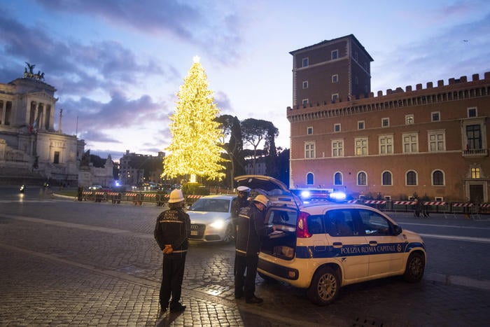 Un posto di controllo della Polizia Municipale in piazza Venezia per la Zona Rossa in occasione delle festivitÂˆ natalizie. Roma, 24 dicembre 2020. ANSA/CLAUDIO PERI