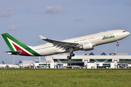 La compagnia aerea Alitalia ha ripreso oggi a collegare Roma con Boston. Il primo volo Alitalia da Fiumicino all'aeroporto 