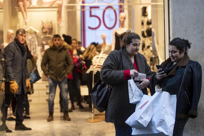 Shoppers walk during the first day of winter sales in Rome, central  Italy, 05 January 2019. Seven out of 10 Italians are waiting to spend in the January sales, retail group Confcommercio said Friday. Shoppers are above all eying clothing (95.7%), footwear (80.3%) an accessories (34%), a survey said. ANSA/MASSIMO PERCOSSI