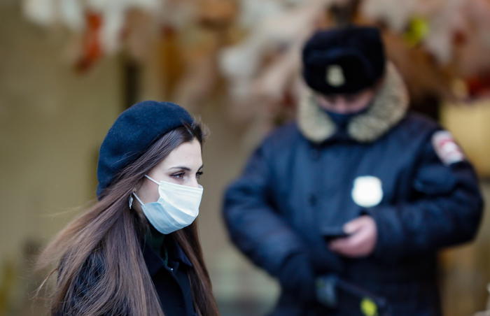 epa08861858 A woman wears a mask as she walks in Moscow, Russia, 04 December 2020.  EPA/YURI KOCHETKOV