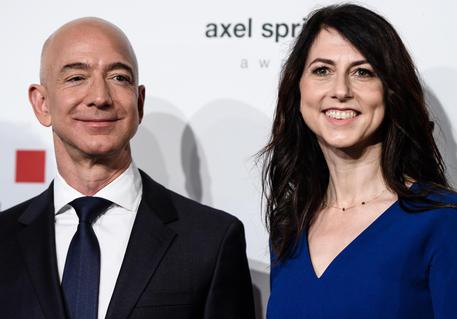epa07271500 (FILE) - Amazon CEO Jeff Bezos (L) and his wife MacKenzie Bezos attend the Axel Springer Award 2018, in Berlin, Germany, 24 April 2018 (reissued 09 January 2019). According to media reports, Jeff Bezos and his wife MacKenzie Bezos are divorcing.  EPA/CLEMENS BILAN