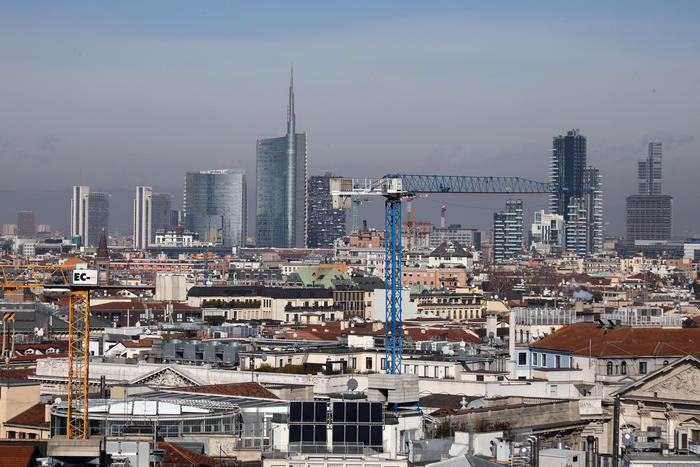 Lo sky line dei grattacieli di Porta Nuova a Milano ripresi dalla terrazza del Duomo il giorno dopo il blocco del traffico deciso per contrastare l'eccesso d'inquinamento nell'aria. Milano 3 Febbraio 2020.
ANSA / MATTEO BAZZI