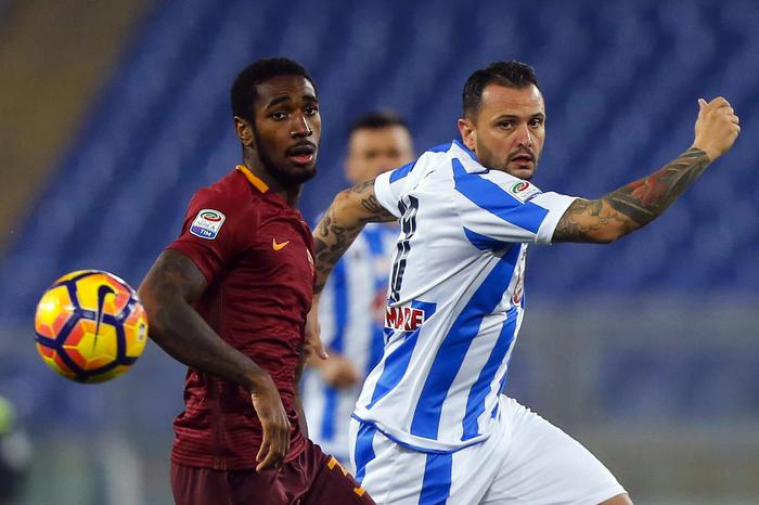Roma's Gerson (L) and Pescara's Simone Pepe (R) in action during the Italian Serie A soccer match AS Roma vs Pescara at Olimpico stadium in Rome, Italy, 27 November 2016. ANSA/ANGELO CARCONI