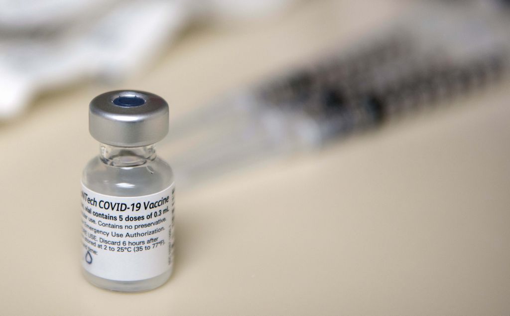 foto IPP/zumapress
new york 16-12-2020
campagna di vaccinazione anti coronavirus - covid 19 in USA
nella foto una fiala con una dose del vaccino Pfizer-BioNTech COVID-19
WARNING AVAILABLE ONLY FOR ITALIAN MARKET