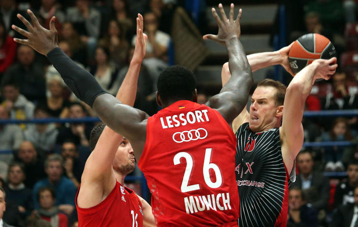 Olimpia Milano' s Michael Roll  (R) drives up to the basket against  Bayern Munich's Mathias Lessort  during their Euroleague basketball match at the Assago Forum, Milan, Italy, 30 January 2020.
ANSA / MATTEO BAZZI