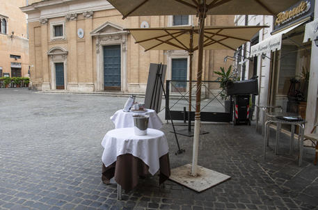 Un ristorante al centro di Roma durante la fase 2 dellà•emergenza coronavirus a Roma,12 maggio 2020. Allo studio del comune la possibilitÂˆ di ampliare del 35% là•occupazione del suolo pubblico.
MAURIZIO BRAMBATTI/ANSA