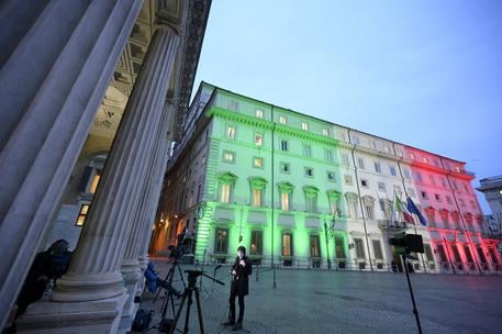 Palazzo Chigi, the seat of the Government of the Italian Republic and residence of the President of the Council of Ministers, illuminated with the colors of the italian flag , 28 gennaio 2020. ANSA/CLAUDIO PERI