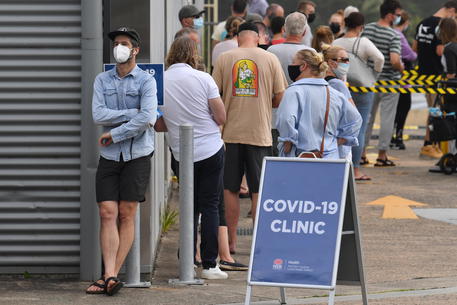 epa08889055 People line up for Covid-19 testing at Mona Vale Hospital's walk-in clinic in Sydney, Australia, 17 December 2020. New South Wales broke its 12-day streak without locally acquired coronavirus cases on 16 December after a Sydney airport driver was confirmed to have the virus and two mystery cases popped up on the northern beaches.  EPA/DEAN LEWINS  AUSTRALIA AND NEW ZEALAND OUT