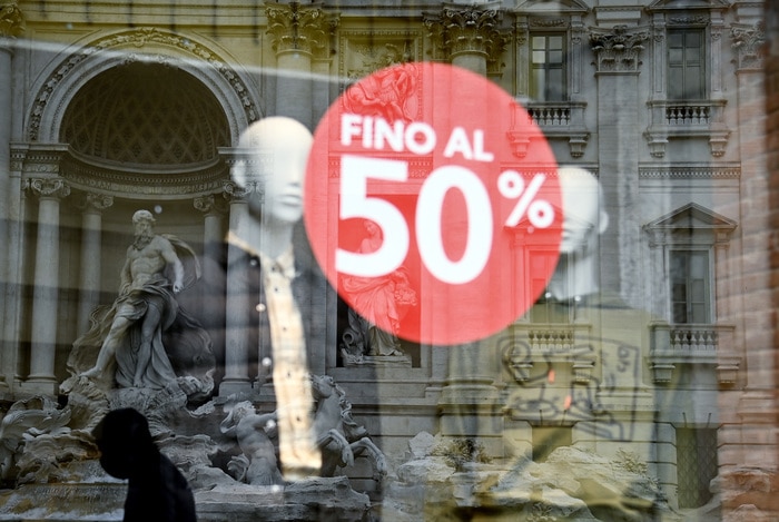 Il centro di Roma ancora deserto per la pandemia da Covid-19, nella foto la Fontana di Trevi riflessa nella vetrina di un negozio durante i saldi, Roma, 21 gennaio 2021. ANSA/RICCARDO ANTIMIANI