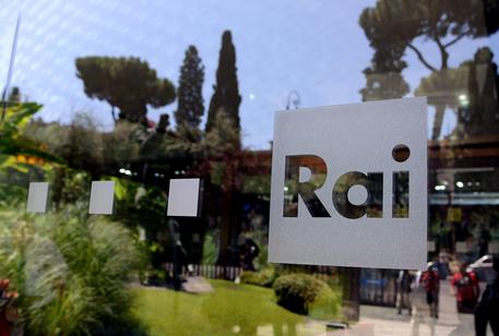 L'entrata con il logo della Rai della sede di viale Mazzini di Roma, 10 luglio 2012.ANSA/CLAUDIO ONORATI
