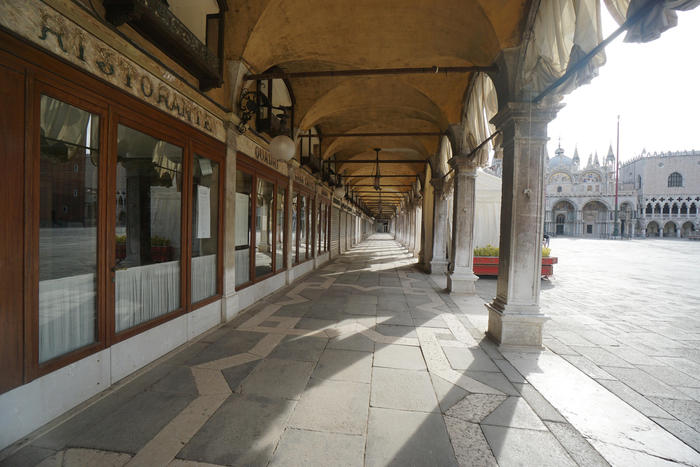 Porta chiusa per lo storico Caffè Quadri  a piazza San Marco  a Venezia, 18 maggio 2020. ANSA/ANDREA MEROLA