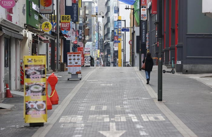 epa08976548 Empty street amid the ongoing coronavirus pandemic in Myeongdong shopping district of Seoul, South Korea, 31 January 2021.  EPA/YONHAP SOUTH KOREA OUT
