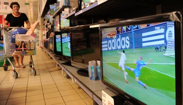 Una donna si ferma davanti al reparto in cui sono esposti televisori in un supermercato durante la partita dei mondiali Slovacchia -Italia, oggi 24 giugno 2010 a Pisa. FRANCO SILVI/CRI