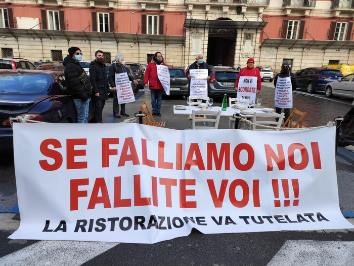 Covid: protesta ristoratori Bari, Â‘aiuti subito o falliremoÂ’