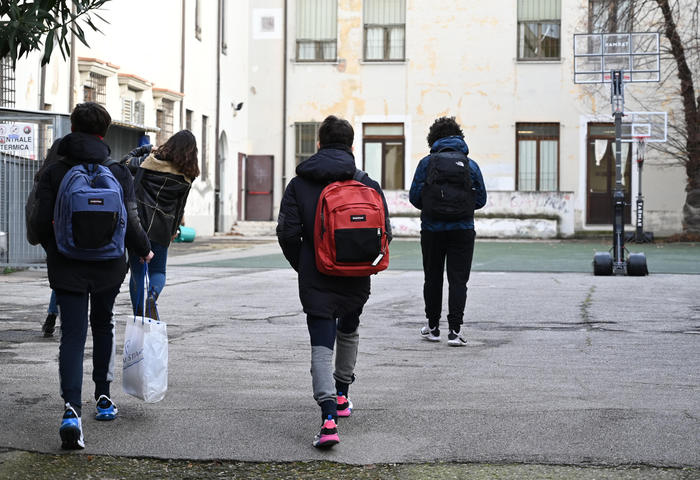 High school students return to class in Florence, Italy, January 11, 2021. 50% of the more than 166,000 upper secondary school students returning to class this morning who are now returning to face-to-face lessons in Tuscany. ANSA / CLAUDIO GIOVANNINI