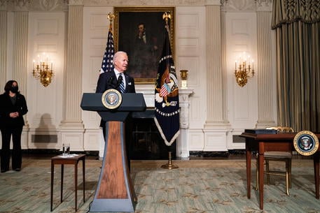 epa08969460 US President Joe Biden delivers remarks on his administrationÂ’s response to climate change at an event in the State Dining Room of the White House in Washington, DC, USA, 27 January 2021.  EPA/Anna Moneymaker / POOL