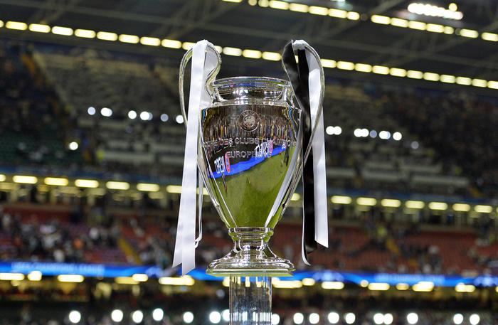 epa06008367 The UEFA Champions League trophy pictured before the UEFA Champions League final between Juventus FC and Real Madrid at the National Stadium of Wales in Cardiff, Britain, 03 June 2017.  EPA/PETER POWELL