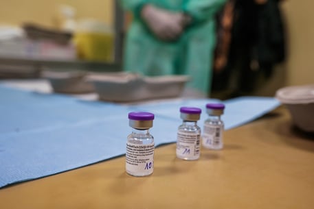 Coronavirus. La preparazione del vaccino da parte di tecnici specializzati e dottori al Vaccine day dedicato ai Volontari trasporto Sanitario presso ospedale oftalmico. Torino 10 gennaio 2021 ANSA/TINO ROMANO