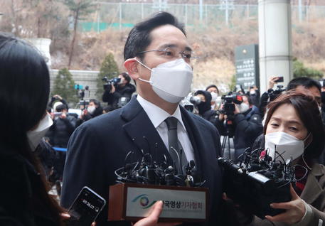 epa08945199 Samsung Electronics Co. Vice Chairman Lee Jae-yong is mum after arriving at the Seoul High Court in Seoul, South Korea, 18 January 2021, to attend a sentencing hearing over his bribery scandal. In August 2019, the Supreme Court ordered the appellate court to review its suspended jail sentence for Lee over bribing a confidante of jailed President Park Geun-hye.  EPA/YONHAP SOUTH KOREA OUT