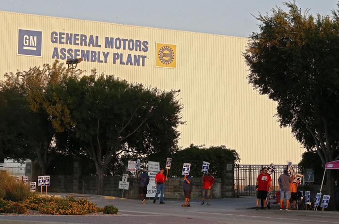 epa07848506 Members of the United Autoworkers (UAW) picket outside the General Motors (GM) plant in Arlington, Texas, USA, 17 September 2019. The UAW union went on strike at midnight against GM seeking higher wages among other demands.  EPA/LARRY W. SMITH