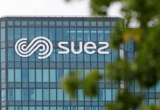 Logo di Suez davanti alla sede dell'azienda nel quartiere finanziario di La Defense a Courbevoie, vicino Parigi, Francia, 1 settembre 2020 REUTERS/Charles Platiau