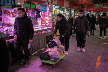 epa08930874 Consumers transport goods at a market in Beijing, China, 11 January 2021. According to the National Bureau of Statistics, China's Consumer Price Index (CPI), which is a main gauge of inflation, rose 0.2 percent year-on-year in December 2020.  EPA/WU HONG