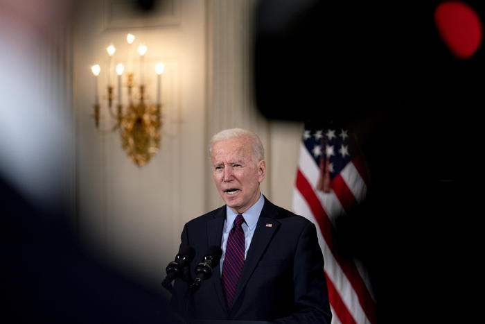 epa08990004 US President Joe Biden speaks about the economy in the State Dining Room of the White House in Washington, DC, USA, on 05 February 2021.  EPA/Stefani Reynolds / POOL