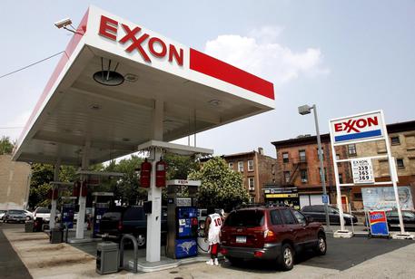 epa05447294 (FILE) A file picture dated 27 July 2006 shows customers pumping gasoline at an Exxon station in Brooklyn, New York, USA. ExxonMobil released their 2nd quarter earnings report on 29 July 2016 saying their net income stood at 1,7 billion USD, a decline from 4,19 billion USD in 2015 as low fuel prices continue to affect energy companies' profits.  EPA/JUSTIN LANE